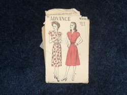 4598 ADVANCE 1940S  2 PIECE SHORT SLEEVE DRESS, 1 PIECE V- DRESS PATTERN 16,  BUST 34"